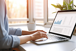 守在就业季中的毕业生，等待青年失业率曲线往下走