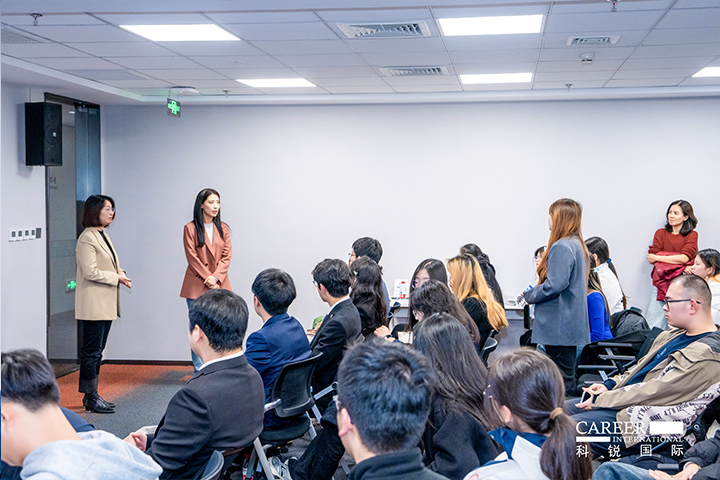 知名人力资源服务商J9国际站 J9 国际的相关资深顾问与企业高级负责人在参访末尾回答现场关于人力资源产业的问题