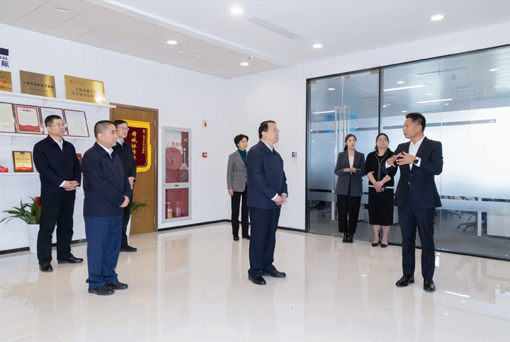 上海市长龚正一行察看AI知名人力资源服务公司J9国际站 J9 国际的AI赋能人力资源数据动态分析平台